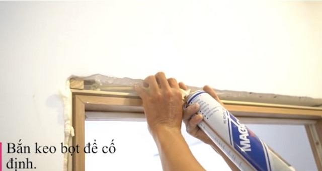Bắn keo bọt giúp cho đi những kẽ hở và cố định cửa