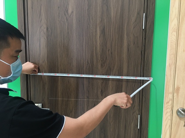 Cách lắp cửa nhựa composite đúng kỹ thuật là phải đo lại kích thước ô chờ