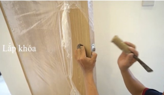 Cách lắp cửa nhựa nhà vệ sinh cần chú ý lắp khóa và phụ kiện phù hợp