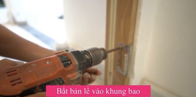 Cần chú ý gắn bản lề vào khung bao đúng vị trí