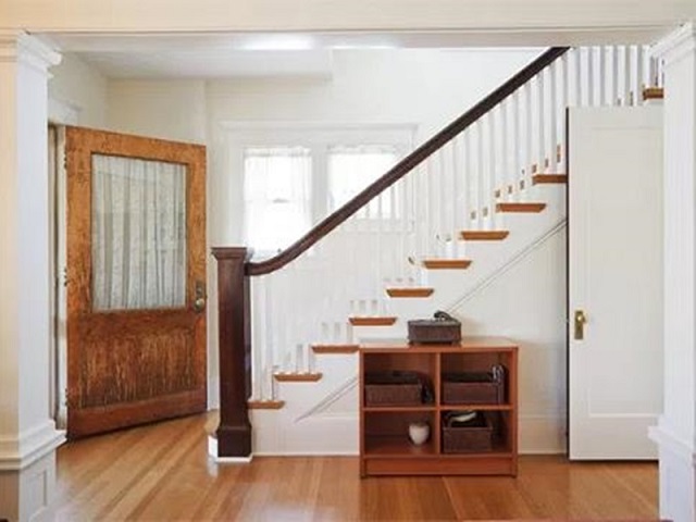 Cần tìm cách hóa giải phong thủy xấu của cửa nhà vệ sinh và cầu thang đối diện nhau