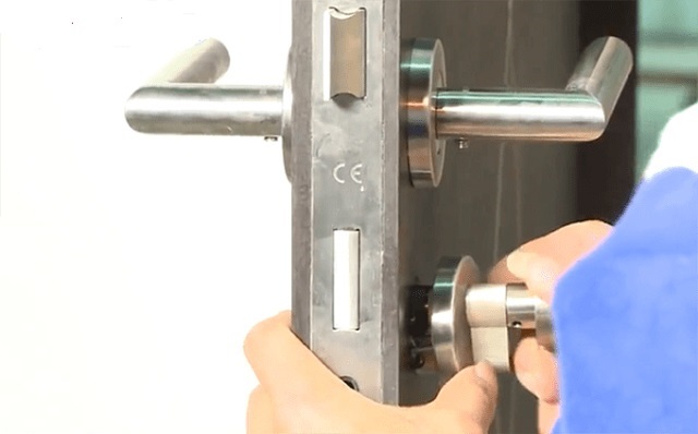 Lắp ổ khóa cửa và các phụ kiện