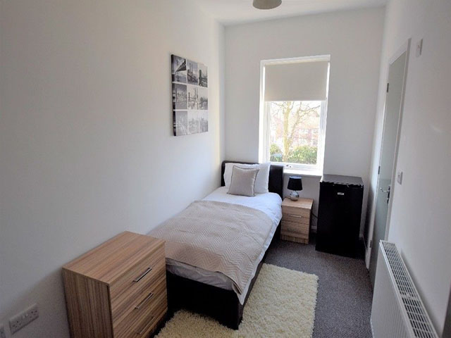 Mẫu thiết kế phòng ngủ đẹp được lựa chọn nhiều nhất hiện nay Ý tưởng thiết kế phòng ngủ theo phong cách như thế nào còn phụ thuộc rất nhiều diện tích căn phòng. Bạn đừng lo lắng căn phòng của mình nhỏ quá không biết thiết kế thế nào cho đẹp. Các mẫu thiết kế phòng ngủ đẹp dưới đây là những gợi ý tuyệt vời cho bạn. Mẫu phòng ngủ diện tích 5m2-8m2 Có thể thấy đây là căn phòng có diện tích khá nhỏ. Do đó cách thiết kế phòng ngủ nhỏ đẹp là bạn cần tối giản các đồ dùng, vật dụng trong căn phòng để tận dụng tối đa diện tích. Đồ dùng nội thất trong phòng như giường, tủ cần được tính toán kích thước sao cho hài hòa, cân đối với toàn bộ căn phòng. Ngoài ra cần xử lý ánh sáng sao cho hợp lý để phòng ngủ không bị bí bách. Mẹo để thiết kế phòng ngủ nhỏ là sử dụng giường có nhiều ngăn kéo để kết hợp làm ngăn chứa đồ. Đây là cách thiết kế nội thất cực kỳ thông minh. Với chiếc giường đôi kết hợp ngăn chứa đồ bạn sẽ thấy căn phòng rất gọn gàng, thông thoáng. Sử dụng những gam màu tươi sáng cũng mang đến cảm giác căn phòng rộng rãi, thoáng mát và đẹp mắt hơn.