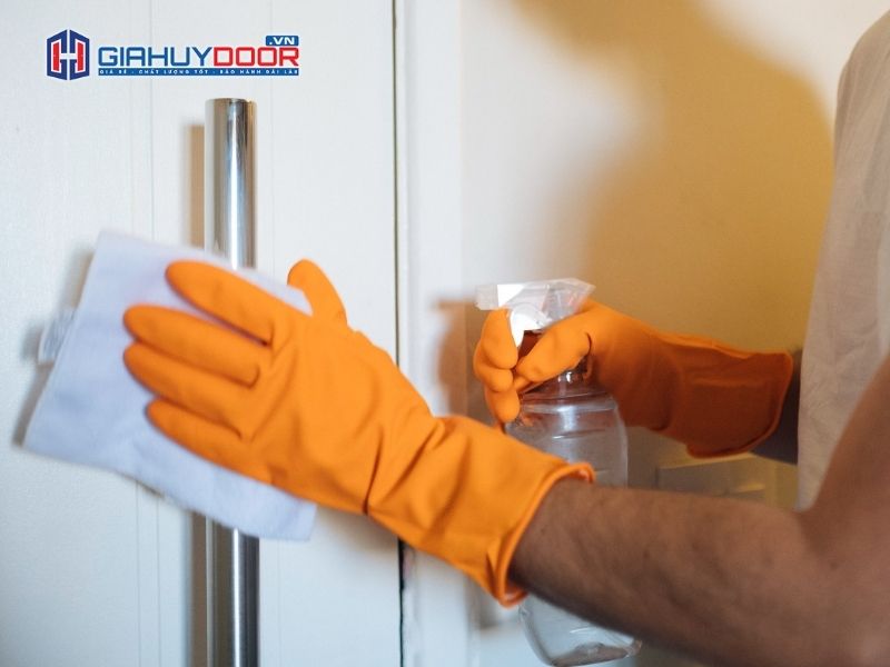 Mẹo vệ sinh cửa nhựa giả gỗ sạch như mới