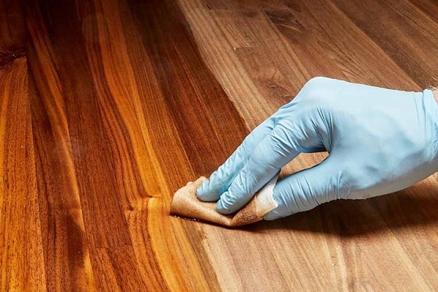 Quét vecni là cách xử lý gỗ chống mối mọt hiệu quả