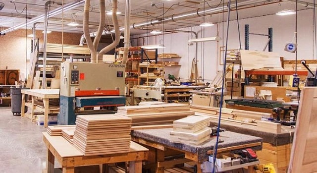 Quy trình xử lý gỗ tự nhiên được thực hiện tại các nhà máy