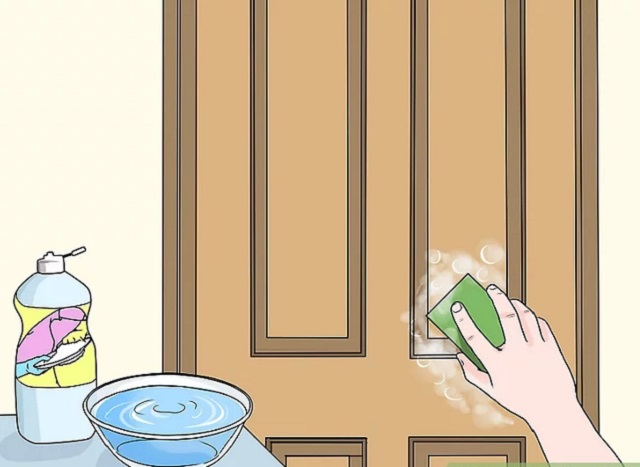 Vệ sinh cửa gỗ bằng nước rửa chén