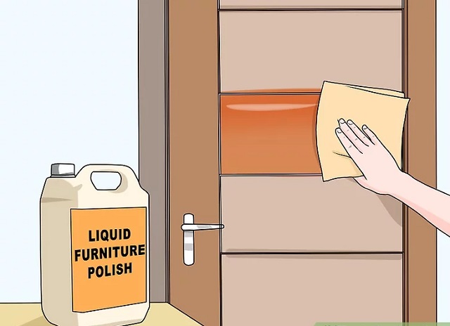 Vệ sinh cửa gỗ bằng tinh dầu khoáng