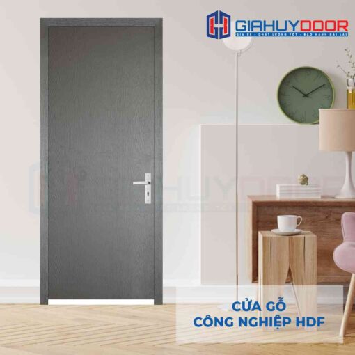 Với thiết kế rất đơn giản, bề mặt cửa là dạng panel phẳng được phun sơn màu xám, mang lại sự nhẹ nhàng, tinh tế