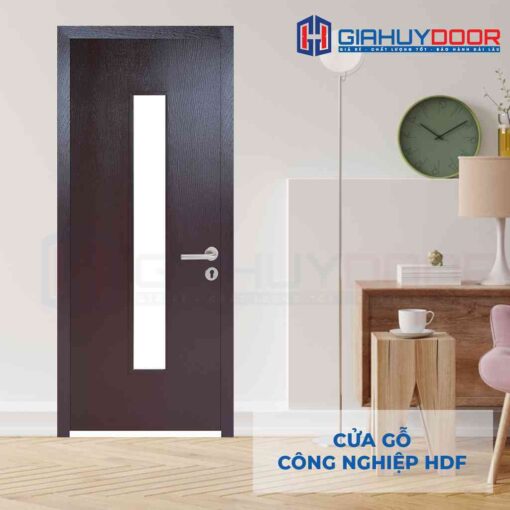 Mẫu cửa gỗ phòng ngủ HDF P1G1-C14 có điểm khác so với hai mẫu cửa trên là có thêm ô kính dài được lắp ở chính giữa